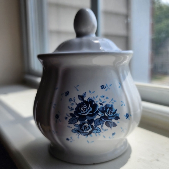 Ceramic white with blue roses - lidded sugar container - Picture 2 of 8